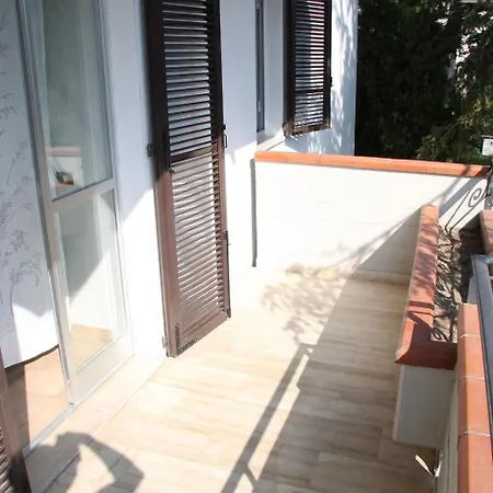Con Bel Terrazzo Coperto A 2 Passi Dal Mare Apartman