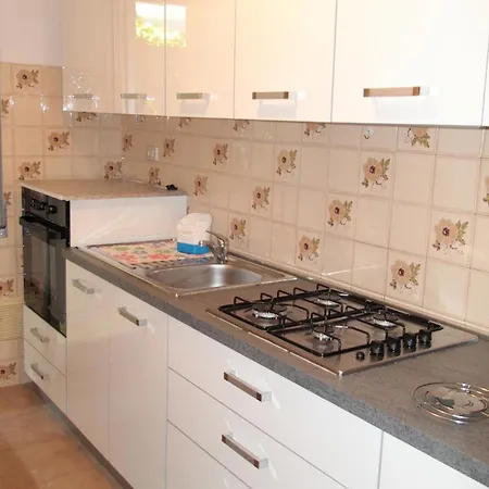 Con Bel Terrazzo Coperto A 2 Passi Dal Mare Apartman